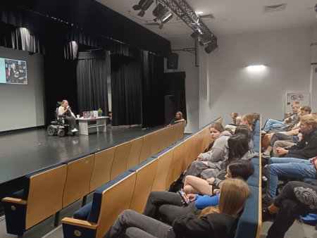 Autorka na scenie i uczestnicy spotkania na widowni